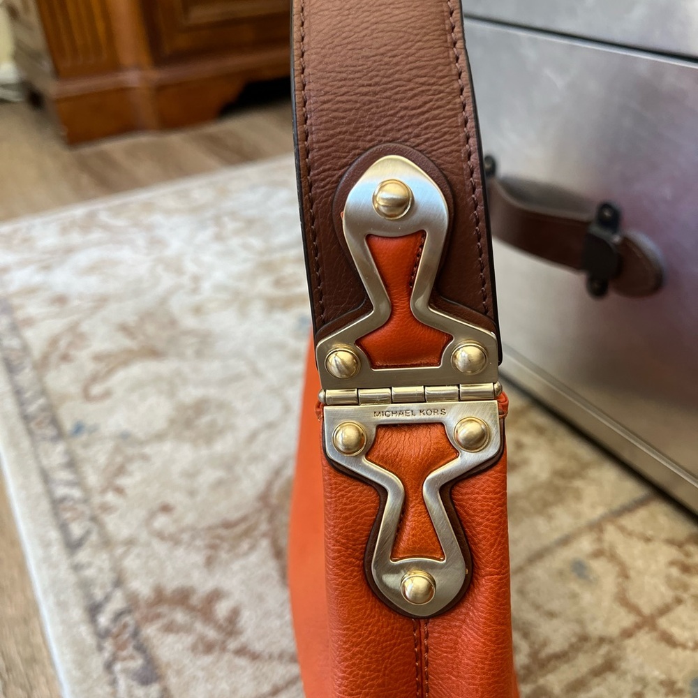 Beautiful Michael Kors 🍊 orange bag - Picture 2 of 13